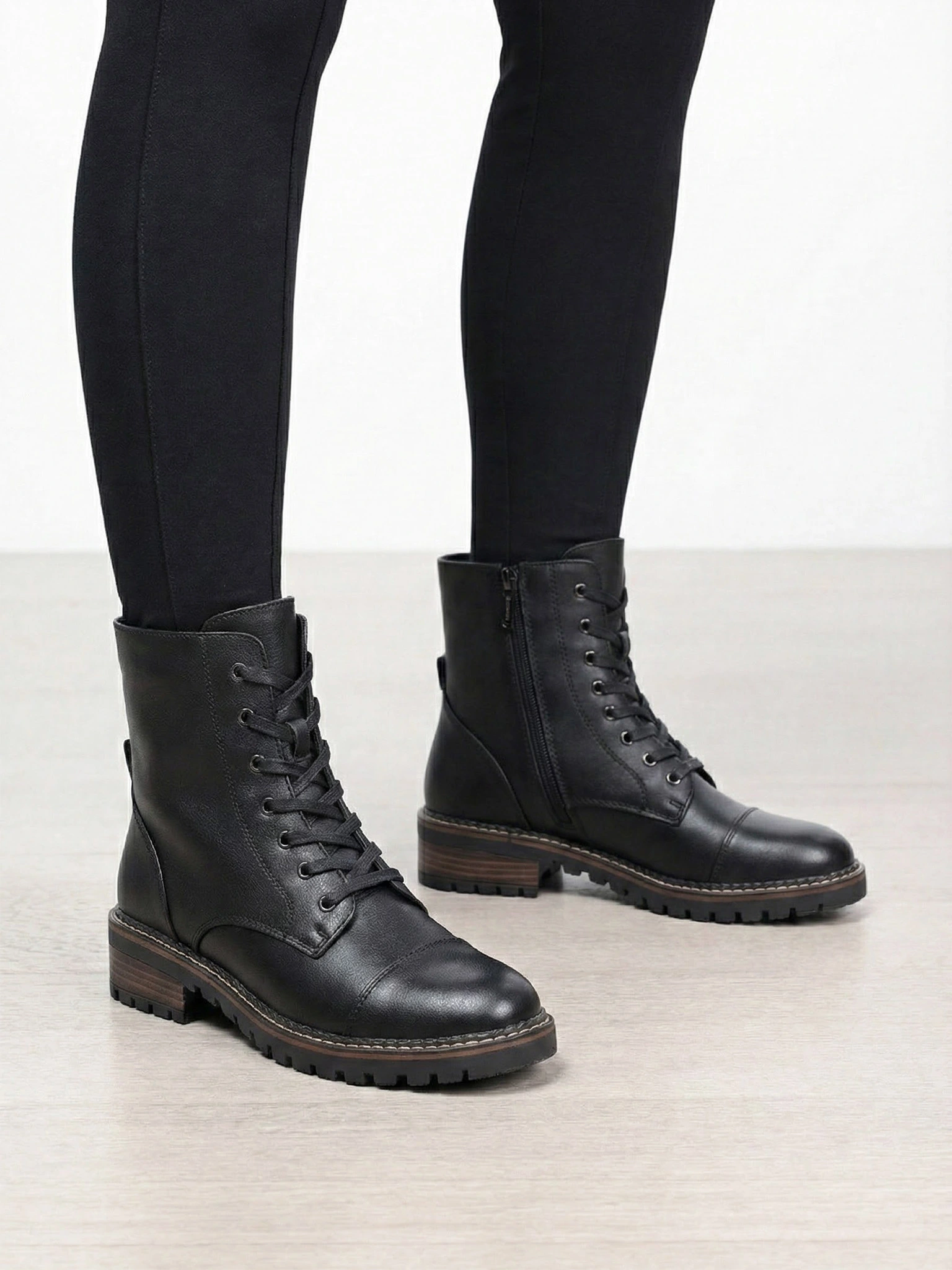 Ботинки черного цвета на среднем каблуке